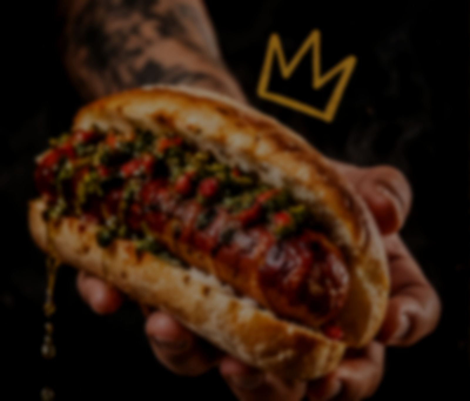 Una mano sostiene un choripán con chimichurri